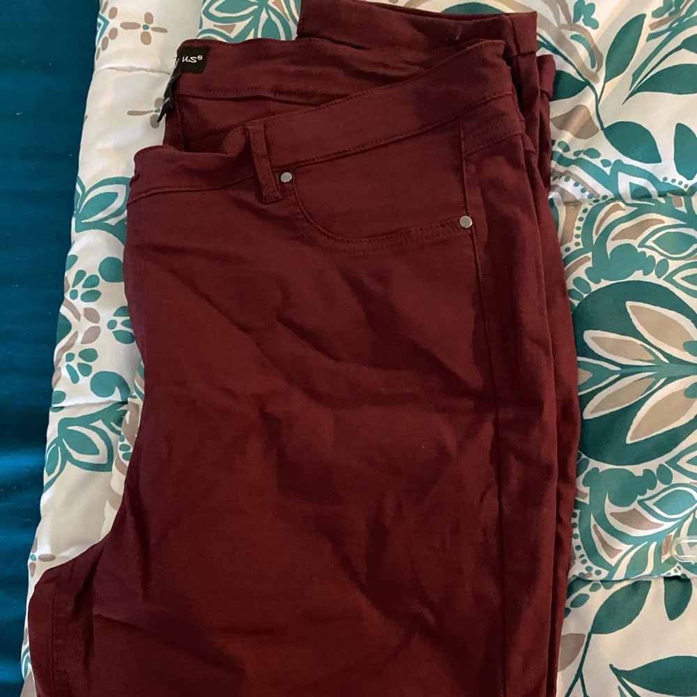 Cute burgundy skinny jeans